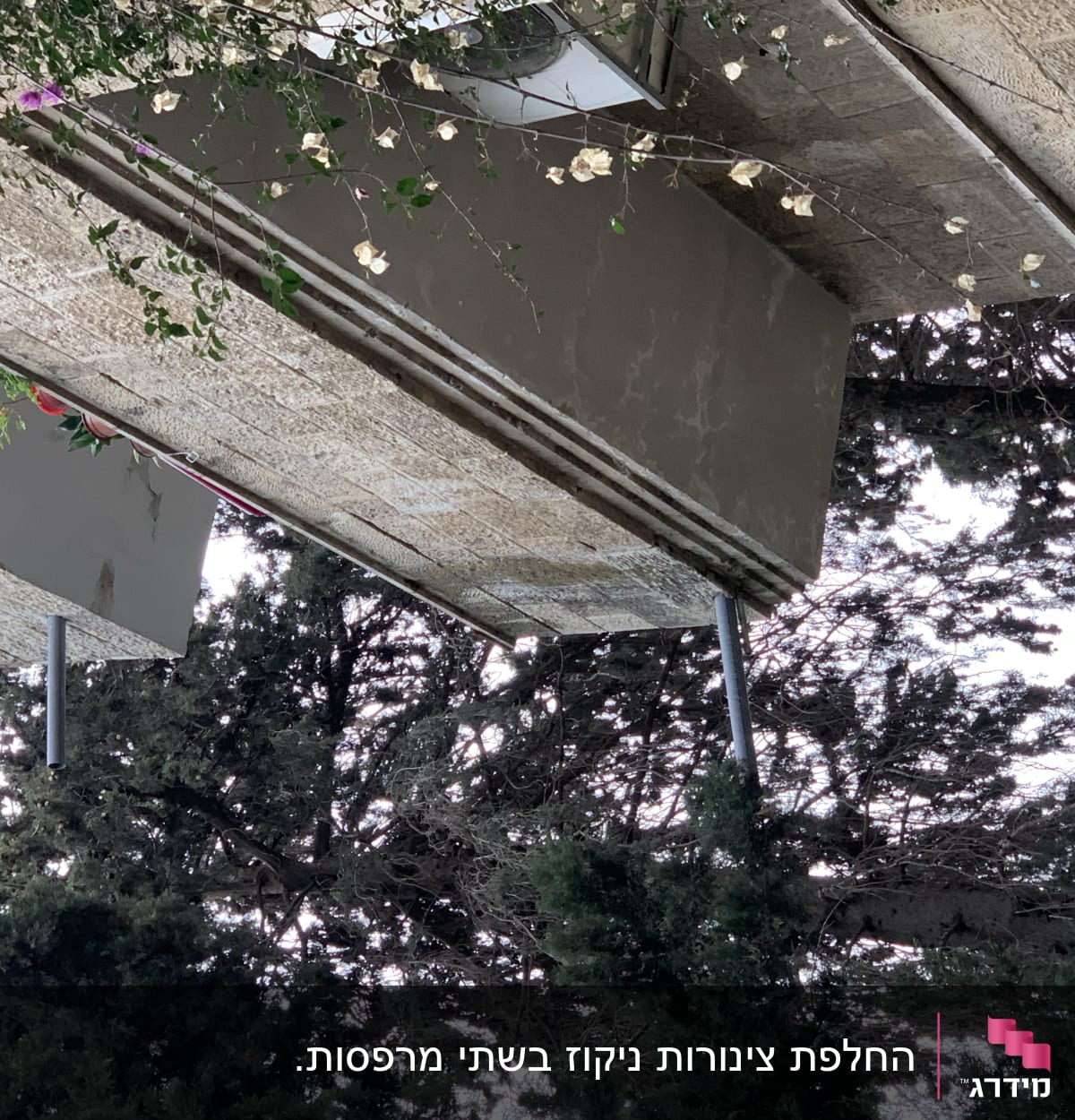 מרפסת אבן עם צינור מתכת לאיטום